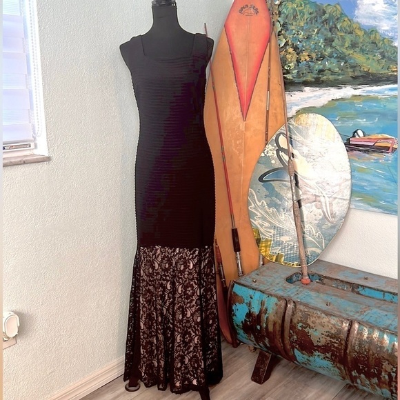 Sangria,Stunning Noir,Ribbed Bodice,Heavy Lace Frilled Lower over Cream,Size 10 - Picture 8 of 17